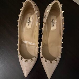 Stunning Valentino Garavani Rockstud Leather Pumps